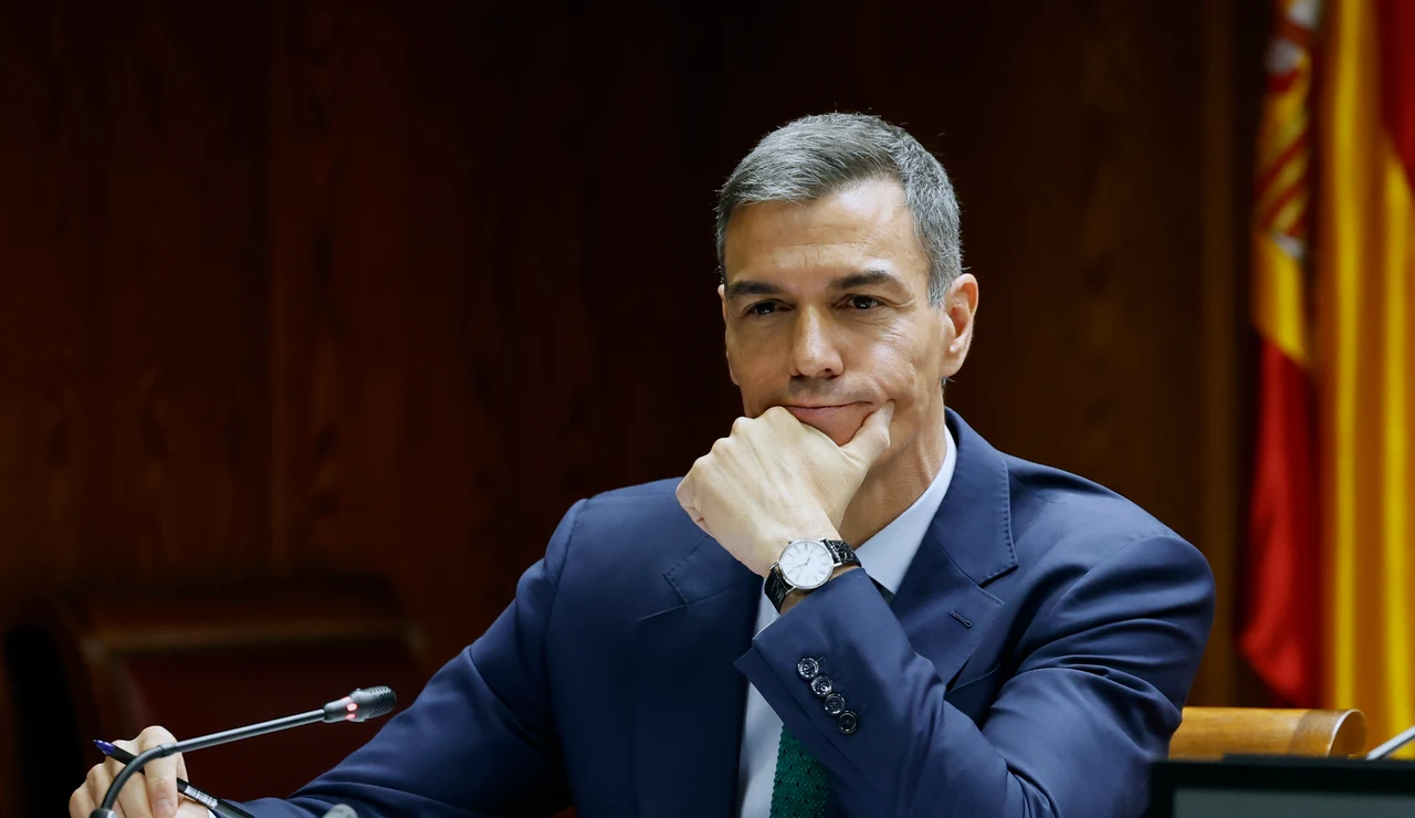 El presidente del Gobierno, Pedro Sánchez, escucha una de las preguntas mientras comparece este jueves ante la comisión de investigación del caso Koldo