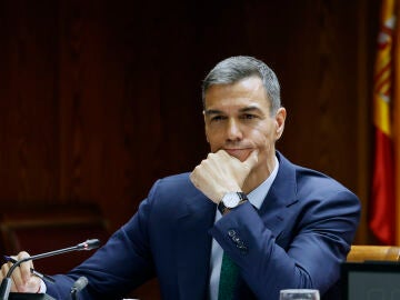 El presidente del Gobierno, Pedro Sánchez, escucha una de las preguntas mientras comparece este jueves ante la comisión de investigación del caso Koldo