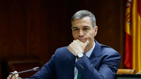 El presidente del Gobierno, Pedro Sánchez, escucha una de las preguntas mientras comparece este jueves ante la comisión de investigación del caso Koldo El presidente del Gobierno, Pedro Sánchez, escucha una de las preguntas mientras comparece este jueves ante la comisión de investigación del caso Koldo