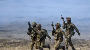 Tropas de la OTAN en un campo de entrenamiento Tropas de la OTAN en un campo de entrenamiento
