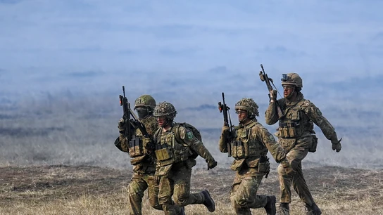 Tropas de la OTAN en un campo de entrenamiento Tropas de la OTAN en un campo de entrenamiento