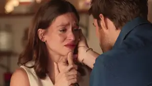 Amanda se rompe ante César tras descubrir la mentira de su padre