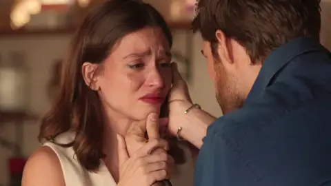 Amanda se rompe ante César tras descubrir la mentira de su padre  Amanda se rompe ante César tras descubrir la mentira de su padre