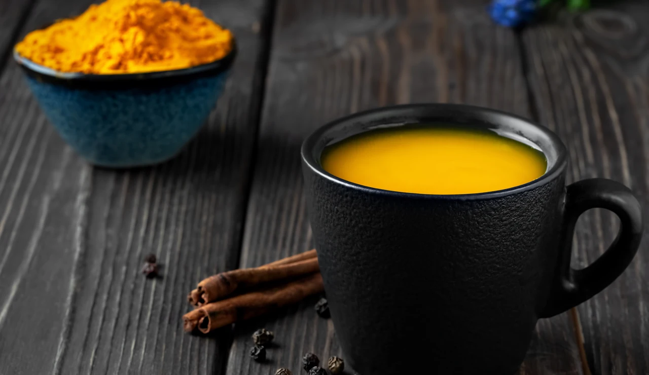 Taza de leche dorada.