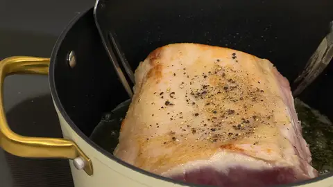 Salpimienta el lomo, introdúcelo en la tartera y rústelo Salpimienta el lomo, introdúcelo en la tartera y rústelo