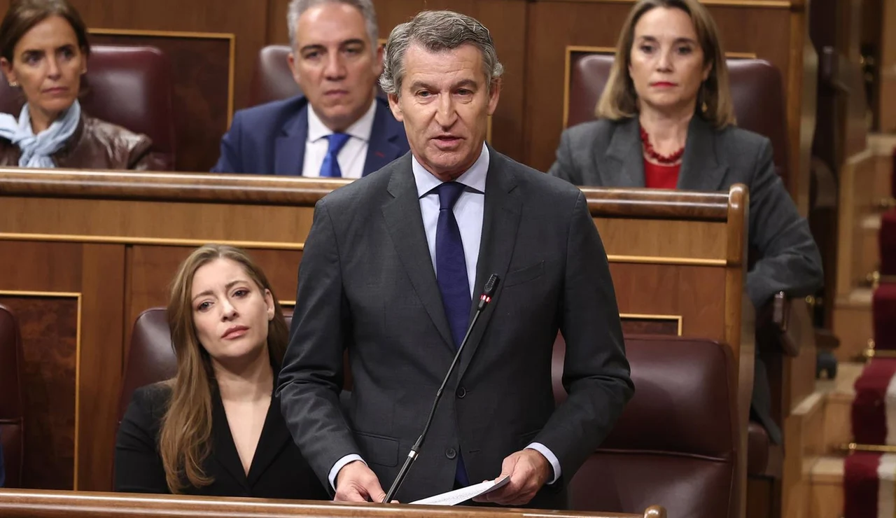 Feijóo acusa a Sánchez de no dar explicaciones y dice que no puede seguir gobernando quien debe "silencio" a Ábalos