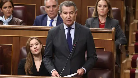 Feijóo acusa a Sánchez de no dar explicaciones y dice que no puede seguir gobernando quien debe "silencio" a Ábalos Feijóo acusa a Sánchez de no dar explicaciones y dice que no puede seguir gobernando quien debe "silencio" a Ábalos
