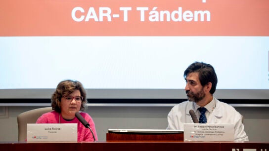 El pediatra Antonio P&eacute;rez, que dirige la unidad CRIS de terapias avanzadas para c&aacute;ncer infantil, y la paciente Luc&iacute;a &Aacute;lvarez, intervienen en la presentaci&oacute;n de los resultados pioneros de una terapia CAR-T t&aacute;ndem desarrollada &iacute;ntegramente en Espa&ntilde;a, un avance sin precedentes en inmunoterapia pedi&aacute;trica, este jueves en el Hospital de la Paz de Madrid. EFE/ Daniel Gonzalez