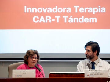 El pediatra Antonio Pérez, que dirige la unidad CRIS de terapias avanzadas para cáncer infantil, y la paciente Lucía Álvarez, intervienen en la presentación de los resultados pioneros de una terapia CAR-T tándem desarrollada íntegramente en España, un avance sin precedentes en inmunoterapia pediátrica, este jueves en el Hospital de la Paz de Madrid. EFE/ Daniel Gonzalez