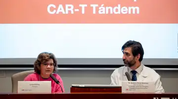 El pediatra Antonio Pérez, que dirige la unidad CRIS de terapias avanzadas para cáncer infantil, y la paciente Lucía Álvarez, intervienen en la presentación de los resultados pioneros de una terapia CAR-T tándem desarrollada íntegramente en España, un avance sin precedentes en inmunoterapia pediátrica, este jueves en el Hospital de la Paz de Madrid. EFE/ Daniel Gonzalez El pediatra Antonio Pérez, que dirige la unidad CRIS de terapias avanzadas para cáncer infantil, y la paciente Lucía Álvarez, intervienen en la presentación de los resultados pioneros de una terapia CAR-T tándem desarrollada íntegramente en España, un avance sin precedentes en inmunoterapia pediátrica, este jueves en el Hospital de la Paz de Madrid. EFE/ Daniel Gonzalez