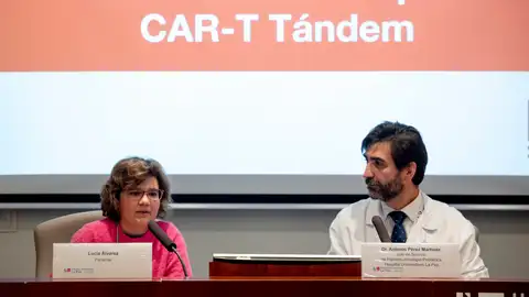 El pediatra Antonio Pérez, que dirige la unidad CRIS de terapias avanzadas para cáncer infantil, y la paciente Lucía Álvarez, intervienen en la presentación de los resultados pioneros de una terapia CAR-T tándem desarrollada íntegramente en España, un avance sin precedentes en inmunoterapia pediátrica, este jueves en el Hospital de la Paz de Madrid. EFE/ Daniel Gonzalez El pediatra Antonio Pérez, que dirige la unidad CRIS de terapias avanzadas para cáncer infantil, y la paciente Lucía Álvarez, intervienen en la presentación de los resultados pioneros de una terapia CAR-T tándem desarrollada íntegramente en España, un avance sin precedentes en inmunoterapia pediátrica, este jueves en el Hospital de la Paz de Madrid. EFE/ Daniel Gonzalez