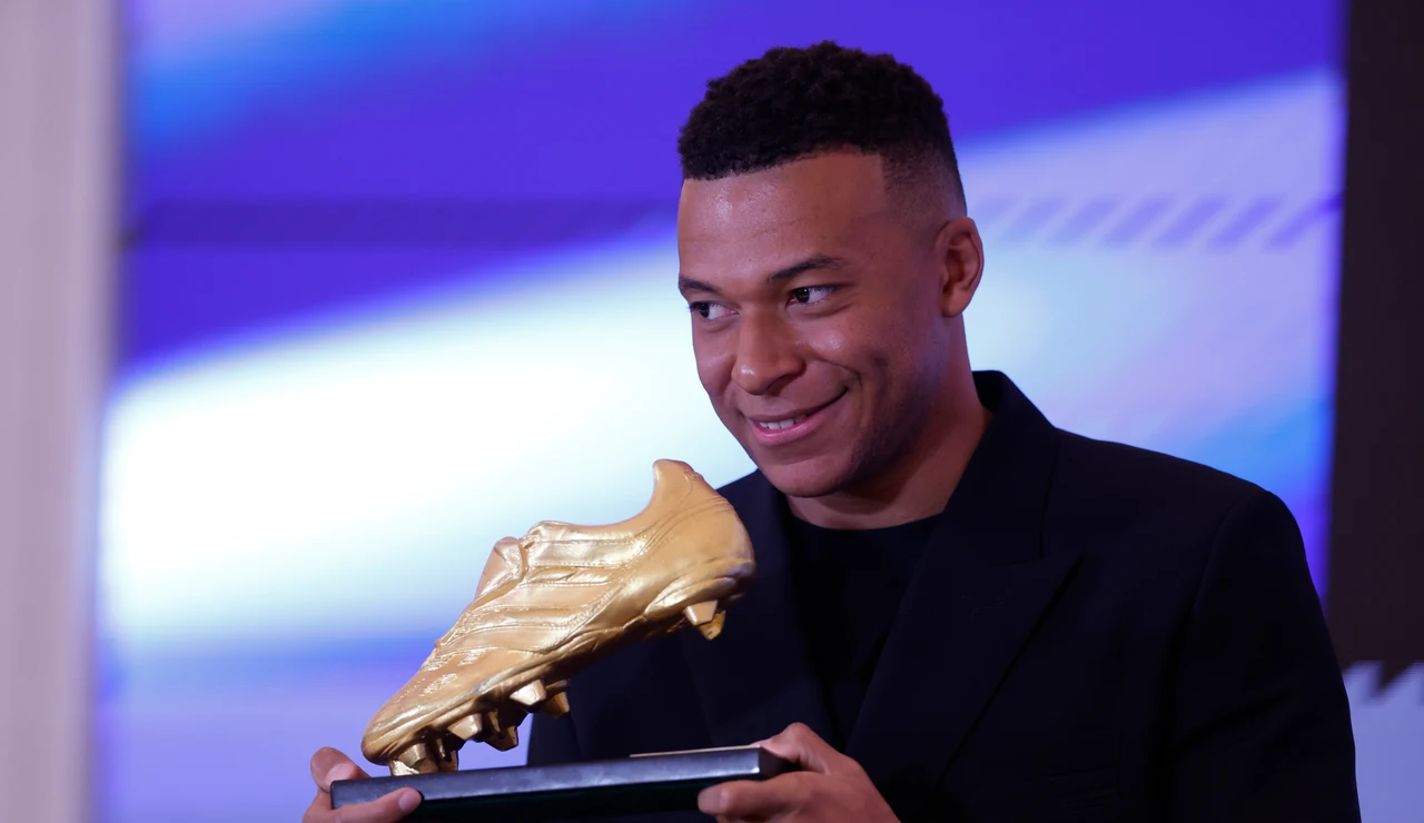 Kylian Mbappé posa con la Bota de Oro 2024-25