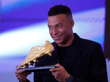 Kylian Mbapp&eacute; posa con la Bota de Oro 2024-25