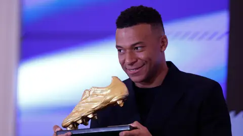 Kylian Mbappé posa con la Bota de Oro 2024-25 Kylian Mbappé posa con la Bota de Oro 2024-25