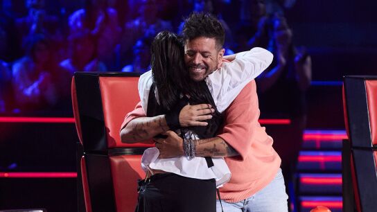 Pablo L&oacute;pez abraza a su asesora de La Voz