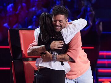 Pablo L&oacute;pez abraza a su asesora de La Voz