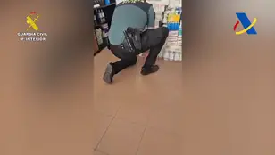 Pillan a un pasajero con más de 20.000 medicamentos en el equipaje