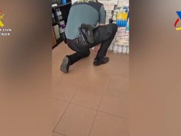 Pillan a un pasajero con más de 20.000 medicamentos en el equipaje