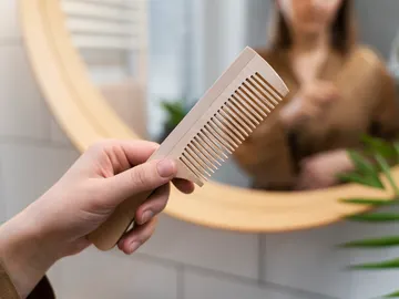 Una mujer enseña un peine Una mujer enseña un peine