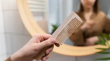 Una mujer enseña un peine Una mujer enseña un peine