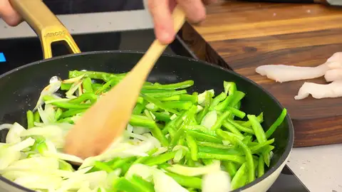 Retira el tallo y las semillas de los pimientos, córtalos en juliana y agrégalos. Retira el tallo y las semillas de los pimientos, córtalos en juliana y agrégalos.