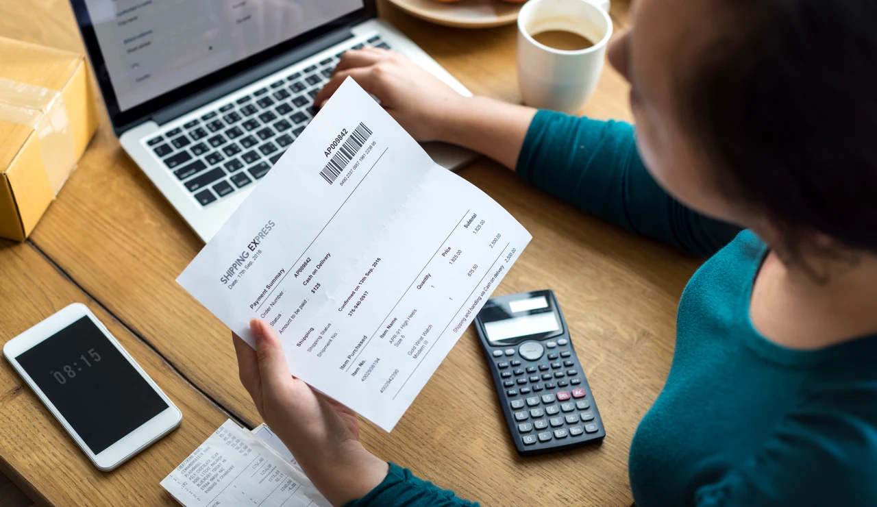 Una mujer consulta el cargo de un recibo