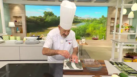 Salpimienta los filetes de rodaballo, riégalos con el zumo de lima Salpimienta los filetes de rodaballo, riégalos con el zumo de lima