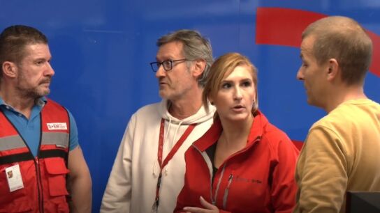 Salom&eacute; Pradas junto a t&eacute;cnicos el d&iacute;a de la dana