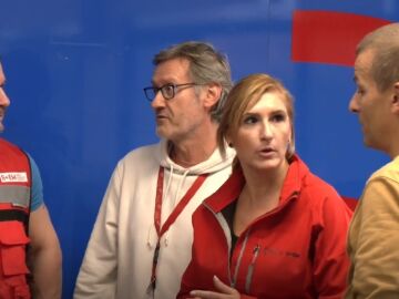 Salomé Pradas junto a técnicos el día de la dana