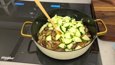 Corta el calabacín en cuartos de luna finos e incorpóralos a la tartera