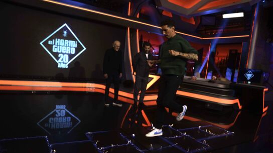 &iexcl;Rayuela de fuego! Marron reta a Pablo Motos y Arturo Valls al juego m&aacute;s peligroso de El Hormiguero