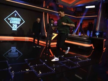 &iexcl;Rayuela de fuego! Marron reta a Pablo Motos y Arturo Valls al juego m&aacute;s peligroso de El Hormiguero