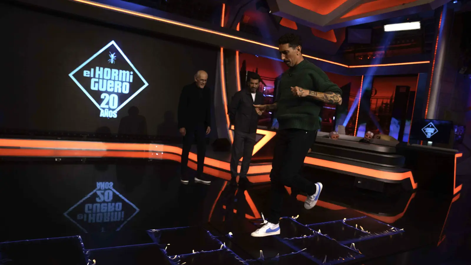 ¡Rayuela de fuego! Marron reta a Pablo Motos y Arturo Valls al juego más peligroso de El Hormiguero