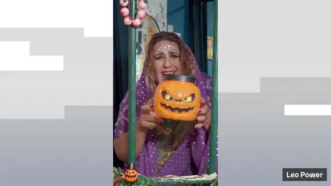 La artista gaditana Leo Power se hace viral reivindicando los "tosantos" con su canción "tanquillos de Halloween" La artista gaditana Leo Power se hace viral reivindicando los "tosantos" con su canción "tanquillos de Halloween"