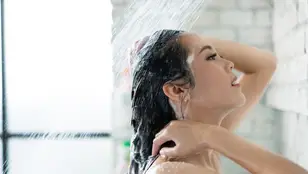 Chica lavándose el pelo