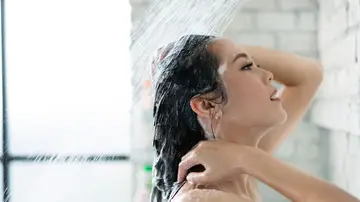 Chica lavándose el pelo Chica lavándose el pelo