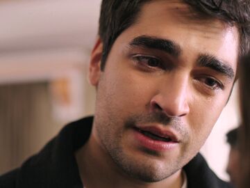  El amor de Ferit y Seyran llega a su punto más crítico: él no se rinde y promete descubrir la verdad