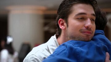 Uras abrazando a Timur en Renacer Uras abrazando a Timur en Renacer