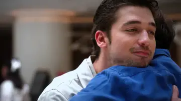 Uras abrazando a Timur en Renacer Uras abrazando a Timur en Renacer