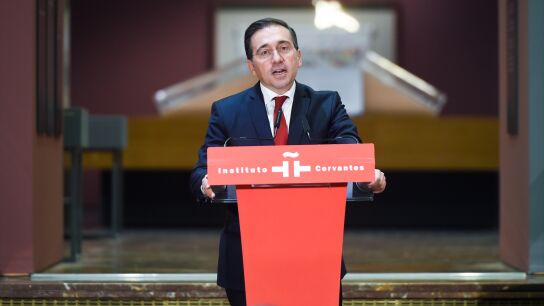 El ministro de Asuntos Exteriores, Uni&oacute;n Europea y Cooperaci&oacute;n, Jos&eacute; Manuel Albares, preside la inauguraci&oacute;n de la exposici&oacute;n 'La mitad del mundo. La mujer en el M&eacute;xico ind&iacute;gena', a 31 de octubre de 2025, en Madrid (Espa&ntilde;a). La exposici&oacute;n ha sido organizada por la AECID junto al Instituto Nacional de Antropolog&iacute;a e Historia de M&eacute;xico (INAH).