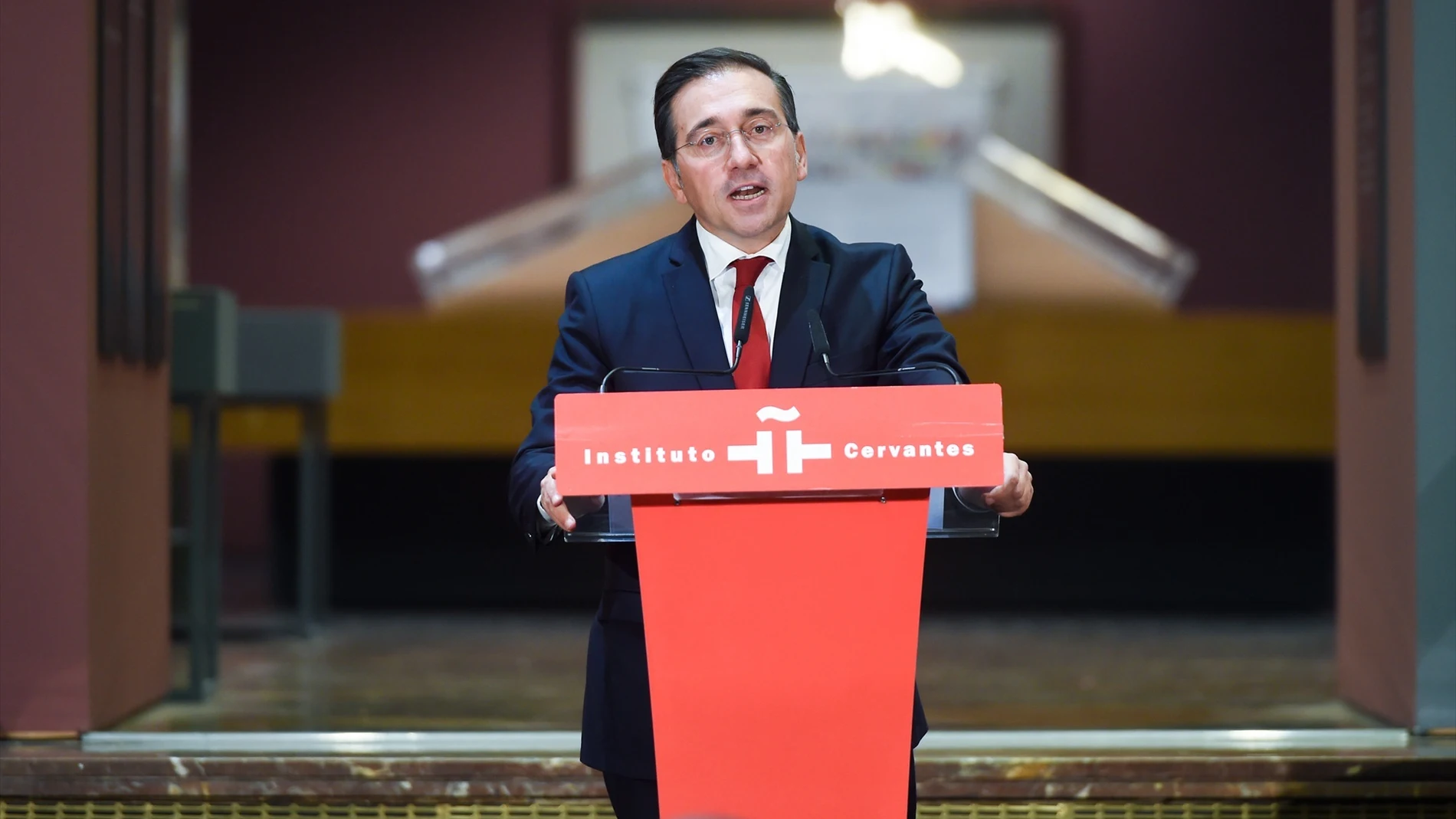 El ministro de Asuntos Exteriores, Unión Europea y Cooperación, José Manuel Albares, preside la inauguración de la exposición 'La mitad del mundo. La mujer en el México indígena', a 31 de octubre de 2025, en Madrid (España). La exposición ha sido organizada por la AECID junto al Instituto Nacional de Antropología e Historia de México (INAH). El ministro de Asuntos Exteriores, Unión Europea y Cooperación, José Manuel Albares, preside la inauguración de la exposición 'La mitad del mundo. La mujer en el México indígena', a 31 de octubre de 2025, en Madrid (España). La exposición ha sido organizada por la AECID junto al Instituto Nacional de Antropología e Historia de México (INAH).