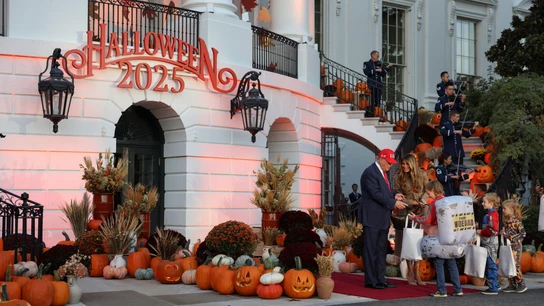 El presidente Trump y Melania reparten caramelos por Halloween El presidente Trump y Melania reparten caramelos por Halloween