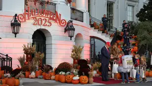 El presidente Trump y Melania reparten caramelos por Halloween