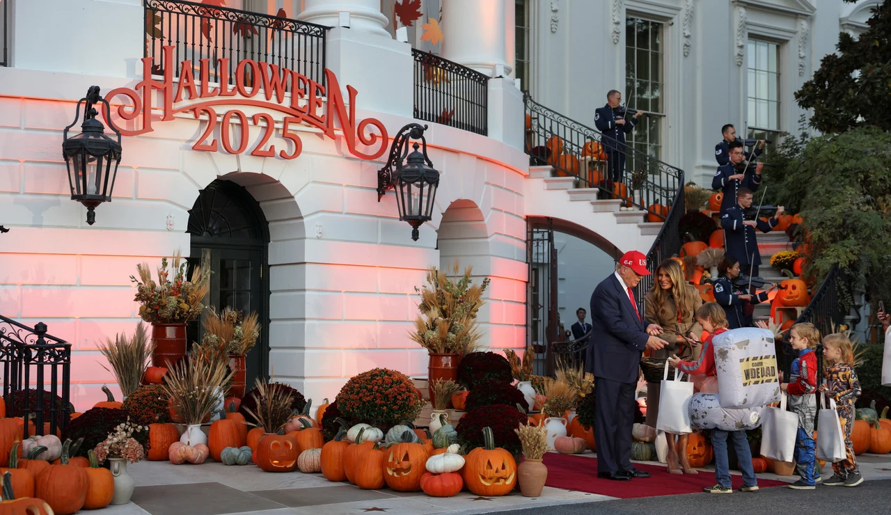 El presidente Trump y Melania reparten caramelos por Halloween