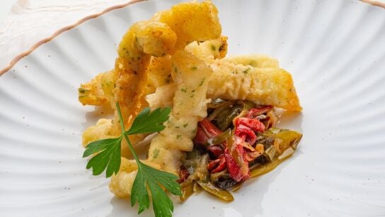 Virutas fritas de pescado con piperrada, la receta de Joseba Argui&ntilde;ano