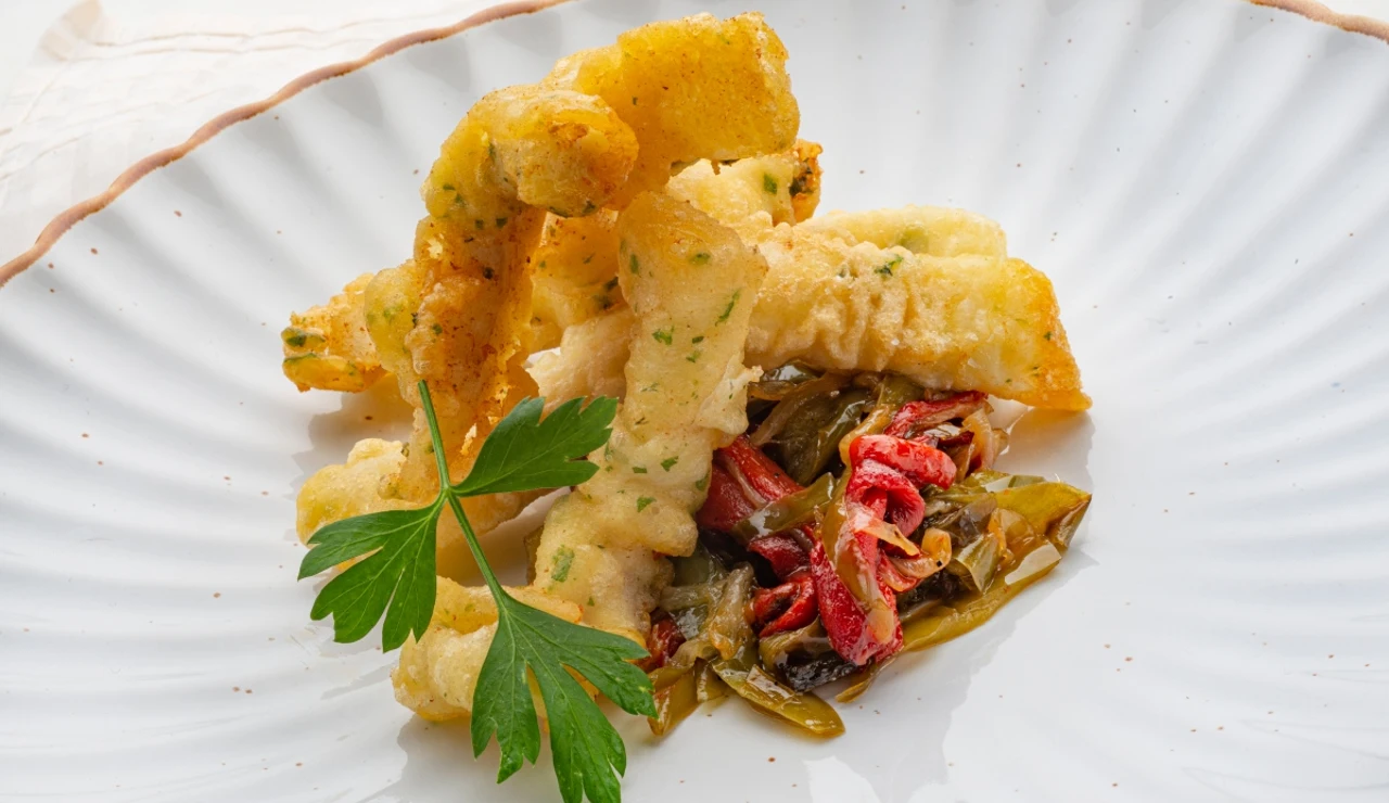 Virutas fritas de pescado con piperrada, la receta de Joseba Arguiñano