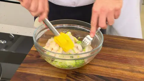 Agrega el majado al pescado y remuévelo hasta que quede bien impregnado. Agrega el majado al pescado y remuévelo hasta que quede bien impregnado.