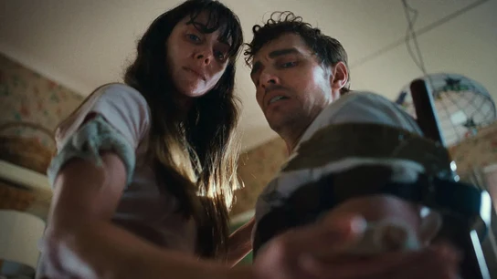 Alison Brie y Dave Franco en Together Alison Brie y Dave Franco en Together