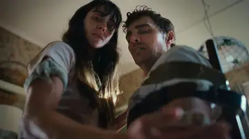 Alison Brie y Dave Franco en Together Alison Brie y Dave Franco en Together