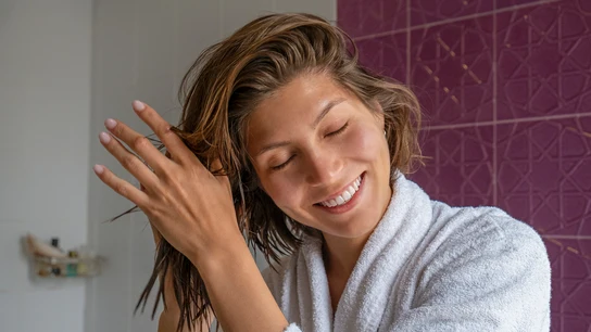 Chica echándose mascarilla Chica echándose mascarilla